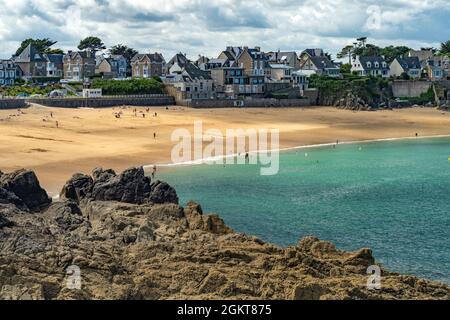 Der Strand Plage du Val bei Rothéneuf, Saint Malo, Bretagne, Frankreich | Plage du Val Beach in Rothéneuf, Saint Malo, Bretagne, Frankreich Stockfoto