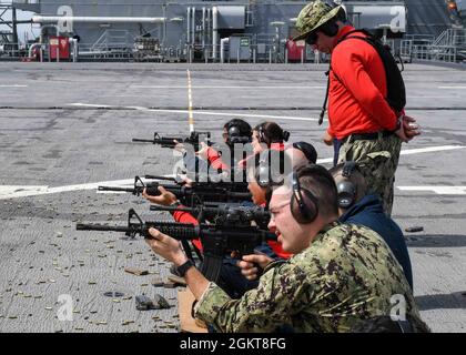 ATLANTISCHER OZEAN (26. JUNI 2021) Seeleute nehmen an einem M4-Gewehrqualifizierungskurs auf dem Flugdeck an Bord der Expeditionary Sea Base USS Hershel „Woody“ Williams (ESB 4) im Atlantischen Ozean Teil, 26. Juni 2021. Hershel „Woody“ Williams ist im geplanten Einsatzgebiet der Sechsten Flotte der USA zur Unterstützung der nationalen Interessen und der Sicherheit der USA in Europa und Afrika im Einsatz. Stockfoto