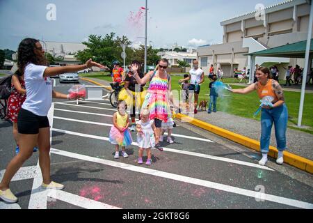 YOKOSUKA, Japan (26. Juni 2021) – Familien werden während des ersten jährlichen Pride March and Festival at Commander, Fleet Activities Yokosuka (CFAY) mit buntem Pulver übergossen, das in Anerkennung der LGBTQ-Mitglieder der Gemeinde, die in den Streitkräften dienen, stattfindet. Die Feier wurde von jungen Matrosen des US Naval Hospital Yokosuka und des multikulturellen Komitees der CFAY geleitet und beinhaltete einen bunten marsch, Unterstützungsstände, Spiele, Musik, Essen, Und Erfrischungen im Kosano Park, an Bord von CFAY. Seit mehr als 75 Jahren bietet, pflegt und betreibt CFAY Basiseinrichtungen und -Dienstleistungen in Stockfoto