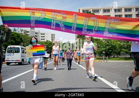 YOKOSUKA, Japan (26. Juni 2021) – die Teilnehmer marschieren während des ersten jährlichen Pride March and Festival at Commander, Fleet Activities Yokosuka (CFAY), das in Anerkennung der LGBTQ-Mitglieder der Gemeinde, die in den Streitkräften dienen, stattfindet. Die Feier wurde von jungen Matrosen des US Naval Hospital Yokosuka und des multikulturellen Komitees der CFAY geleitet und beinhaltete einen bunten marsch, Unterstützungsstände, Spiele, Musik, Essen, Und Erfrischungen im Kosano Park, an Bord von CFAY. Seit mehr als 75 Jahren bietet, pflegt und betreibt CFAY Basiseinrichtungen und -Dienstleistungen zur Unterstützung der 7th FL der USA Stockfoto