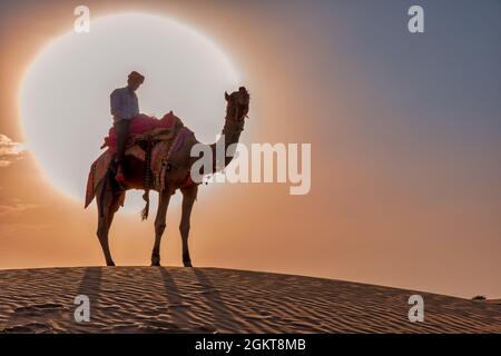 Silhouette einen Mann auf einem Kamel, Wüste Thar, Rajasthan, Indien Stockfoto
