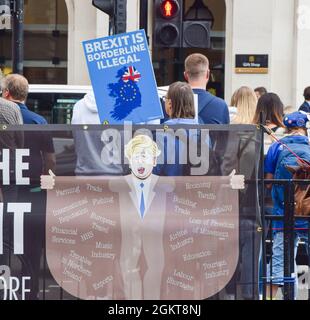 London, Großbritannien. September 2021. Demonstranten versammelten sich vor dem Parlament, um gegen Boris Johnson, die Tory-Regierung und den Brexit zu protestieren. Kredit: Vuk Valcic / Alamy Live Nachrichten Stockfoto