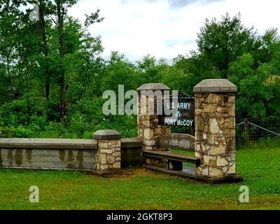 Ein Torabschnitt, der von der Works Progress Administration im Jahr 1941 gebaut wurde, wird auf der South Post in der Nähe des Wohngebiets gezeigt 26. Juni 2021, in Fort McCoy, Wis. von 1935-1941, hat die Works Progress Administration wesentliche Beiträge zu den Verteidigungsbemühungen des Landes geleistet. In Fort McCoy war die Verwaltung Teil vieler Projekte, einschließlich des Baus dieses Torabschnitts. Stockfoto