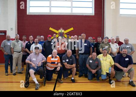 Am 26. Juni 2021 versammelten sich in Tompkinsville, Kentucky, Veteranen des Field Artillery Bataillons 1/623 der Nationalgarde der Kentucky Army. Die Veteranen trafen sich zum 15. Jahr der Wiedervereinigung zur Unterstützung der Operation Iraqi Freedom in den Jahren 2005 und 2006. Stockfoto