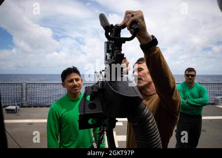 210626-N-RL695-1015 KARIBISCHES MEER (26. Juni 2021) - Naval Air Crewman (Hubschrauber) 1. Klasse Christopher Alberson, rechts, führt Training mit der Luftmannschaft durch Survival Equipmentman Airman Heysler Centina Carrillo, zugewiesen an die „Sea Knights“ des Helicopter Sea Combat Squadron (HSC) 22, Abteilung 3, Auf dem Flugdeck des Littoral Combat Ship USS Sioux City (LCS 11), 26. Juni 2021. Sioux City wird in den Einsatzbereich der 4. US-Flotte entsandt, um die Mission der Joint Interagency Task Force South zu unterstützen, die auch Einsätze zur Bekämpfung des illegalen Drogenhandels in der Karibik und umfasst Stockfoto