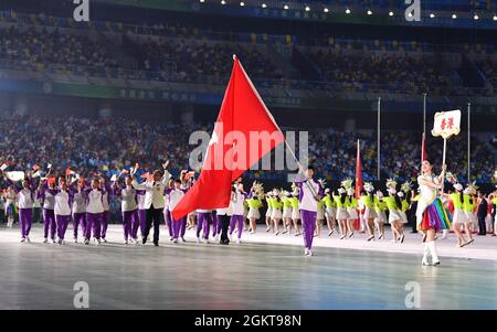 XI'an, Provinz Shaanxi. September 2021. Mitglieder der Delegation der Sonderverwaltungsregion Hongkong marschieren während der Eröffnungszeremonie für die 14. Nationalen Spiele Chinas in Xi'an, Provinz Shaanxi, am 15. September 2021 ins Stadion. Quelle: Zhang Bowen/Xinhua/Alamy Live News Stockfoto