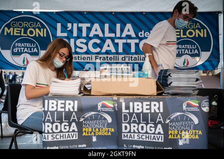 Catanzaro, Italien. September 2021. Ein informativer Schreibtisch der Fratelli D'Italia Party in Catanzaro. Die Vorsitzende der Fratelli D'Italia (FDI - Brüder Italiens) Giorgia Meloni nahm an einem Parteitreffen auf der Piazza Prefettura in Catanzaro Teil, wo sie den Mitte-Rechts-Kandidaten Roberto Occhiuto (Forza Italia, FI) als Regionalgouverneur bei den bevorstehenden Regionalwahlen unterstützte. (Foto von Valeria Ferraro/SOPA Images/Sipa USA) Quelle: SIPA USA/Alamy Live News Stockfoto