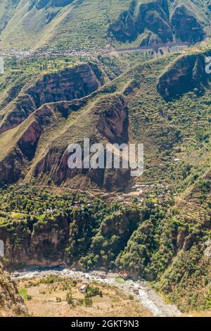 Steile Wände des Colca Canyon in Peru. Dörfer Cosnirhua und San Juan de Chuccho sichtbar. Stockfoto