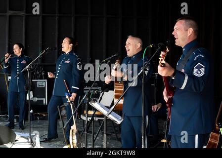 Das US Air Force Band Ensemble Celtic Aire tritt am 26. Juni 2021 bei den Alaska Scottish Highland Games in Palmer, Alaska, auf. Das Ensemble reiste aus Washington D.C., um bei der Veranstaltung zu spielen und traditionelle keltische und Volksmusik aufzuführen. Die Gruppe hat viele Eigenkompositionen geschaffen, die sie neben traditionellen keltischen Stücken und modernen Coversongs spielen. Sie haben auch eine keltische Wiedergabe des Liedes jeder bewaffneten Dienststelle geschaffen, die sie bei der Veranstaltung spielten, um anwesende Dienstmitglieder und Veteranen zu würdigen. Stockfoto