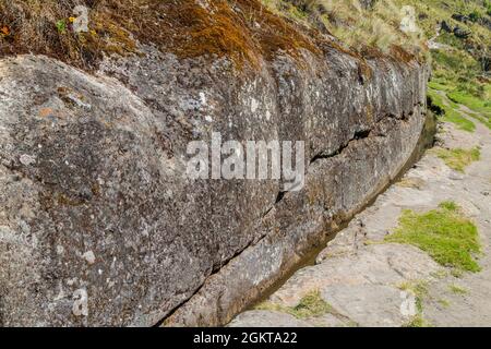 Cumbe Mayo - Pre-Inca Aquädukt 2000 Jahre alt, 9 km lang. Nordperu in der Nähe von cajamarca. Stockfoto