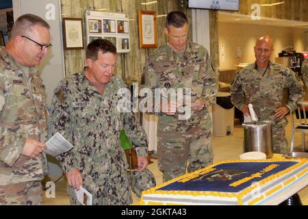 Soldaten der US-Armee, die der Task Force Iron Grey zugewiesen wurden, versammeln sich zur Feier des 349. Jahrestages der Gründung des 1-102-Infanterie-Regiments (Berg) im Lager Lemonnier, Dschibuti, 26. Juni 2021. Die Jubiläumszeremonie erinnerte auch an den 105. Jahrestag der Mobilisierung der Einheit an die mexikanische Grenze und an den 103. Jahrestag des Sieges der Einheit in Belleau Wood während des Ersten Weltkriegs.die Zeremonie bestand aus einem Gebetgottesdienst und zeremoniellem Kuchenschnitt. Die Armeetradition fordert den ältesten und jüngsten anwesenden Soldaten auf, das erste Stück des zeremoniellen Kuchens zu schneiden. Stockfoto