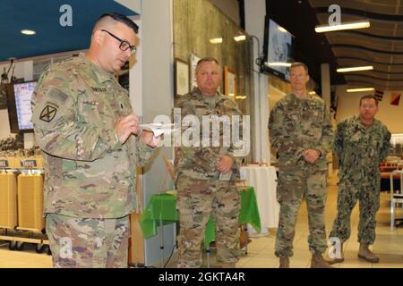 Soldaten der US-Armee, die der Task Force Iron Grey zugewiesen wurden, versammeln sich zur Feier des 349. Jahrestages der Gründung des 1-102-Infanterie-Regiments (Berg) im Lager Lemonnier, Dschibuti, 26. Juni 2021. Die Jubiläumszeremonie erinnerte auch an den 105. Jahrestag der Mobilisierung der Einheit an die mexikanische Grenze und an den 103. Jahrestag des Sieges der Einheit in Belleau Wood während des Ersten Weltkriegs.die Zeremonie bestand aus einem Gebetgottesdienst und zeremoniellem Kuchenschnitt. Die Armeetradition fordert den ältesten und jüngsten anwesenden Soldaten auf, das erste Stück des zeremoniellen Kuchens zu schneiden. Stockfoto