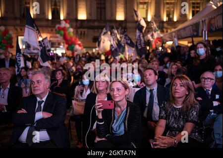Catanzaro, Italien. September 2021. Unterstützer von Giorgia Meloni achten bei ihrer Rede in Catanzaro auf ihre Aufmerksamkeit. Die Vorsitzende der Fratelli D'Italia (FDI - Brüder Italiens) Giorgia Meloni nahm an einem Parteitreffen auf der Piazza Prefettura in Catanzaro Teil, wo sie den Mitte-Rechts-Kandidaten Roberto Occhiuto (Forza Italia, FI) als Regionalgouverneur bei den bevorstehenden Regionalwahlen unterstützte. Kredit: SOPA Images Limited/Alamy Live Nachrichten Stockfoto