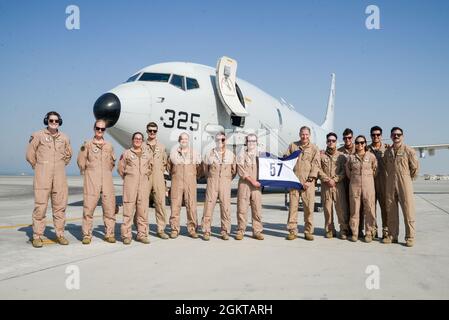 210627-N-IJ992-0110 5. EINSATZGEBIET der US-FLOTTE (27. Juni 2021) - hintere ADM. Sean Bailey, stellvertretender Kommandeur des US Naval Forces Central Command und der 5. US-Flotte, Mitte links, Kapitän James Johnston, Kommandant, Task Force (CTF) 57, Mitte rechts, Und die Mitglieder der Patrol Squadron 4-Luftbesatzung posieren für ein Foto vor einem P-8A Poseidon-Seepatrouille und Aufklärungsflugzeug im Einsatzgebiet der 5. US-Flotte, Juni 27. Flugzeuge des Typs CTF 57 führen Missionen zur Unterstützung von Seeoperationen durch, um Stabilität, Sicherheit und den freien Geschäftsverkehr im zentralen Befehlsgebiet von responsibili zu gewährleisten Stockfoto