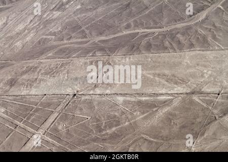 Luftaufnahme von Geoglyphen in der Nähe von Nazca - berühmte Nazca Lines, Peru. Auf der Unterseite ist Spider Figur vorhanden. Stockfoto