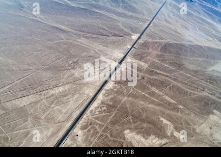 Luftaufnahme Panamericana Autobahn über die Geoglyphen in der Nähe von Nazca - berühmte Nazca Linien, Peru. Auf der rechten Seite befindet sich ein Aussichtsturm. Stockfoto