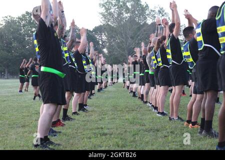 U.S. Army Aviation Center of Excellence Non-Commissioned Officer Academy - Eustis führt einen Esprit de Corps/Abschiedslauf für das scheidende Command Sgt. Maj. Bradford Smith in Fort Eustis, Virginia, 28. Juni 2021. Stockfoto