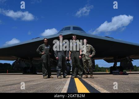 US Air Force-Mitarbeiter, posieren vor einem B-2 Spirit der Whiteman Air Force Base, Mi., während einer statischen Anzeige am 28. Juni 2021 auf der Columbus Air Force Base, Misson. Whiteman AFB ist die einzige operative Basis für die B-2. Stockfoto