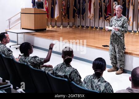 Hinterer Adm. Tim Weber, Kommandant der Naval Medical Forces Pacific, spricht mit den Studenten der 21060. Klasse der Officer Development School (ODS) beim Officer Training Command Newport (OTCN), Rhode Island, Juni 28. ODS bietet den Mitarbeitern des Stabskorps und mehreren eingeschränkten Liniendesignatoren Schulungen an, die erforderlich sind, um sie auf ihre Funktion als neu beauftragte Marineoffiziere vorzubereiten. Stockfoto