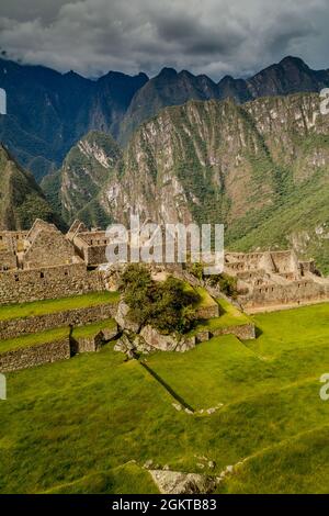 Hauptplatz und Mauern der Machu Picchu Ruinen, Peru Stockfoto