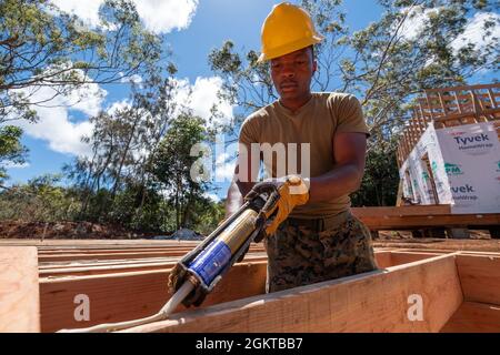 Korporal Moses Yehoshua, 6. Kommunikationsbataillon, Marine Forces Reserve, Brooklyn, New York, Bereitet den Unterboden auf einer Hütte vor, die während des Camp Paumalu IRT 2021 im Girl Scouts of Hawaiis STEM Center for Excellence im Camp Paumalu, Hawaii, am 28. Juni 2021 gebaut wird. IRT-Geschwader bauen neue Kabinen, zerstören alte Strukturen und verschönern Camp Paumalu von Mai bis August 2021, und Rotating Force Support-Geschwader werden für die Dauer drei Mahlzeiten pro Tag bereitstellen. Innovative Readiness Training baut Partnerschaften zwischen zivilen und militärischen Partnern auf, die für beide Seiten von Vorteil sind Stockfoto