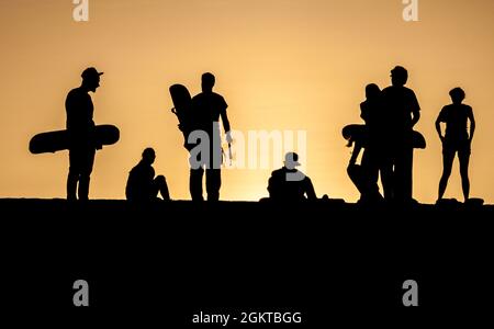 Silhouetten von Sandgrenzen während des Sonnenuntergangs in der Nähe der Wüstenoase Huacachina in der Nähe von Ica, Peru Stockfoto