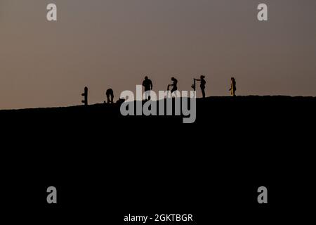 Silhouetten von Sandgrenzen während des Sonnenuntergangs in der Nähe der Wüstenoase Huacachina in der Nähe von Ica, Peru Stockfoto