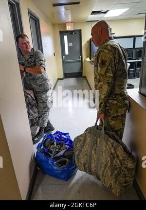 688. Cyberspace Wing Command Chief Master Sgt. Jeffrey Glawe trägt gespendete ABUS an den Cadet Squadron-Versorgungsraum der Zivilluftwaffe, Juni 28. 2021 in Port San Antonio, San Antonio, Texas. Das 688. Cyberspace Wing Kommandoteam besuchte mit der Zivilluftpatrouille Lackland Cadet Squadron, um mit Kadetten über die US Air Force, Cyber zu sprechen und ABUS zu liefern, die von den Wing-Mitgliedern Col. Steven Anderson, 688. Cyberspace Wing Commander und Command Chief Master Sgt gespendet wurden. Jeffery Glawe sprach mit Kadetten über ihre Erfahrungen im Militär, besichtigte die Einrichtungen des Squadron und diskutierte über Partnerschaft opp Stockfoto