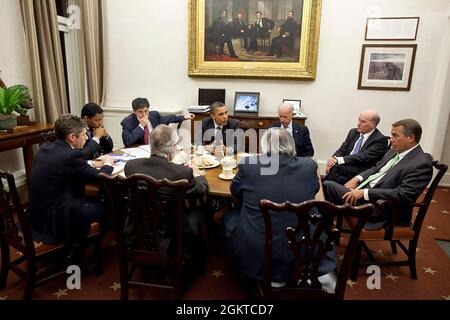 6. April 2011'der Präsident und Vizepräsident Tagen spät in der Nacht, um den Haushalt mit dem Sprecher des Repräsentantenhauses, John Boehner, rechts, und dem Mehrheitsführer des Senats, Harry Reid, zweiter von links im Vordergrund, im privaten Speisesaal des Oval Office zu besprechen. Im Uhrzeigersinn werden vom Vizepräsidenten folgende Bilder gezeigt: Stabschef Bill Daley, Sprecher Boehner, Barry Jackson, Stabschef des Sprechers Boehner, Senator Reid, David Krone, Stabschef des Mehrheitsführers Reid, Rob Nabors, Assistent des Präsidenten für Legislative Angelegenheiten, und Jack Lew, Leiter des Verwaltungs- und Haushaltsamtes.“ (Offizieller White Hous Stockfoto