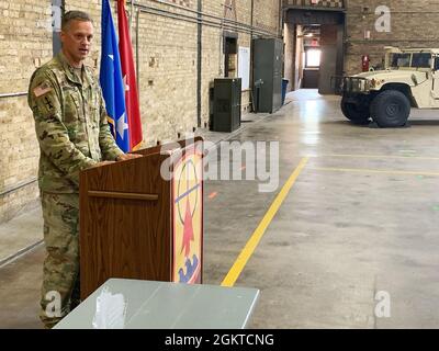 Capt. Alicia Dorsett, eine Logistikbeauftragte des in Oak Creek, Wis., ansässigen Hauptquartiers Battery, 1. Bataillon, 121. Feldartillerie, erhielt den 1. LT. Thomas E. Wortham IV Award der Wisconsin National Guard im Rahmen einer Zeremonie im historischen Richards Street Armory in Milwaukee im Juni 28. Die Auszeichnung wird jährlich an einen Soldaten oder Luftwaffe der Wisconsin Nationalgarde verliehen, der ein herausragendes Engagement für die Gemeinde und das Militär zu Ehren des verstorbenen 1. LT. Thomas E. Wortham IV., Ein Offizier der Wisconsin Army National Guard und Mitglied der Chicagoer Polizeibehörde, der ermordet wurde Stockfoto