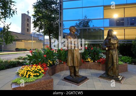 „Vision, Zusammenarbeit und Hingabe“ die Statuen von Mutter M.Alfred Moes und Dr.William Worrall Mayo, dem Gründer der Mayo Clinic.Mayo Clinic.Rochester.Minnesota.USA Stockfoto
