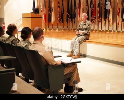 Hinterer Adm. Tim Weber, Kommandant, pazifischer Kommandeur der Naval Medical Forces und Direktor des Medical Service Corps der Navy, hielt an der Officer Development School (ODS) an und sprach mit Studenten der Klasse 21060 beim Officer Training Command Newport, Juni 28. Weber teilte seinen Einsichten mit den Studenten, die zukünftige MSC-Offiziere sind, darüber, was sie bei ihrem Start in die Marine erwarten können und wie sie als Führungskraft in der MSC erfolgreich sein können. Stockfoto