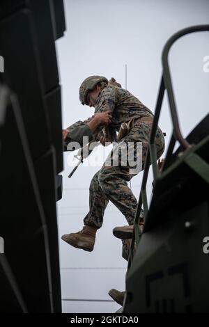 Luis Puente-Krummey, Kleinoffizier der US-Marine der 2. Klasse, ein Corpsman mit Co. A, 1. Bataillon, 5. Marine-Regiment (1. Milliarde, 5. Marine), 1. Marine Division, Übergänge zwischen zwei amphibischen Angriffsfahrzeugen der AAV-P7/A1 während einer Evakuierungsübung im Marine Corps Base Camp Pendleton, Kalifornien, 28. Juni 2021. 1. Milliarde, 5. Marines führte Evakuierung und Ausstieg Übungen an Land, um für zukünftige Wassereinsätze zu üben. Stockfoto