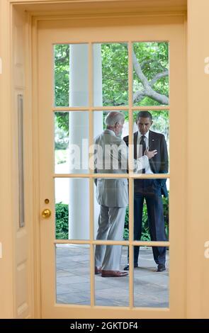 20. Juni 2011"Dieses Foto wurde vom Oval Office aufgenommen und blickte auf die Kolonnade des Weißen Hauses, während der Präsident mit dem Vizepräsidenten gesprochen hat." (Offizielles Foto des Weißen Hauses von Pete Souza) Dieses offizielle Foto des Weißen Hauses wird nur zur Veröffentlichung durch Nachrichtenorganisationen und/oder zum persönlichen Druck durch die Betreffzeile(en) des Fotos zur Verfügung gestellt. Das Foto darf in keiner Weise manipuliert werden und darf nicht in kommerziellen oder politischen Materialien, Anzeigen, E-Mails, Produkten, Werbeaktionen verwendet werden, die in irgendeiner Weise die Zustimmung oder Billigung des Präsidenten nahelege, Stockfoto