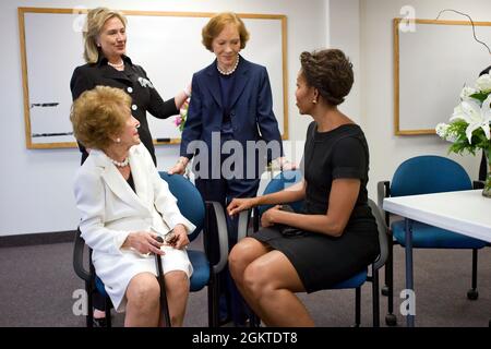 12. Juli 2011'Chuck Kennedy bedeckte das Begräbnis der ehemaligen First Lady Betty Ford in der St. Margaret's Episcopal Church in Palm Desert, Kalifornien. Anwesend waren drei ehemalige First Ladies sowie die aktuelle First Lady, die alle hinter der Bühne von links gezeigt wurden: Nancy Reagan, Hillary Rodham Clinton, Rosalynn Carter und Michelle Obama.“ (Offizielles Foto des Weißen Hauses von Chuck Kennedy) Dieses offizielle Foto des Weißen Hauses wird nur zur Veröffentlichung durch Nachrichtenorganisationen und/oder zum persönlichen Druck durch die Betreffenden des Fotos zur Verfügung gestellt. Das Foto darf in keiner Weise manipuliert werden Stockfoto