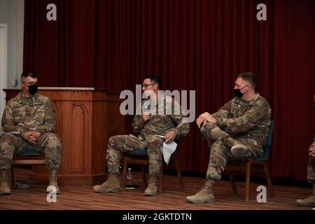 LT. Col. David Beetham, Kommandokaplan, 33. Sustainment Command (Expeditionary), gibt einen kurzen Überblick während eines wichtigen Führungseingriffs in Camp Arifjan, Kuwait, am 29. Juni 2021. Beetham informierte die Führer über Ressourcen zur Suizidprävention für ihre Soldaten. Das Forum wurde entwickelt, um allen Führungskräften, die in den letzten 30 Tagen ins Theater gekommen sind, eine Orientierung zu geben. Stockfoto