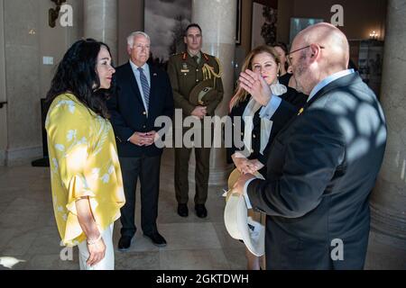 Der australische Botschafter in den USA, Arthur Sinodinos AO (rechts), spricht mit Karen Durham-Aguilera (links), Executive Director, Army National Military Cemeteries, und Charles R. Alexander, Jr. (zweiter von links), Superintendent, Arlington National Cemetery, im Memorial Amphitheatre Display Room auf dem Arlington National Cemetery, Arlington, Virginia, 29. Juni 2021. Stockfoto