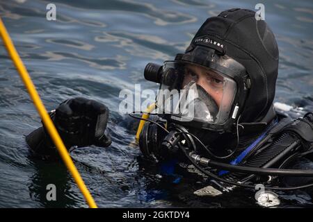 210629-N-BM428-0074 ODESA, Ukraine (29. Juni 2021) Stahlarbeiter 3. Klasse Nichola Ramirez kommuniziert mit seinem Tauchteam während der Übung Sea Breeze 2021 in Odesa, Ukraine, am 29. Juni 2021. Übung Sea Breeze ist eine multinationale maritime Übung, die seit 1997 von der Sechsten Flotte der USA und der ukrainischen Marine veranstaltet wird. Sea Breeze 2021 soll die Interoperabilität der teilnehmenden Nationen verbessern und die Sicherheit und den Frieden im Seeverkehr in der Region stärken. Stockfoto