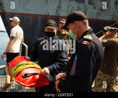 210629-F-D0094-0009 ODESA, Ukraine (29. Juni 2021) Chief Petty Officer Second Class Scott Ensor und Leutnant (Navy) Viachaslau Khabian, Clearance Diver von der Royal Canadian Navy (RCN), überprüfen eine Ausrüstung vor einem Tauchtraining für Sea BREEZE 21 Training in Odesa, Ukraine am 29. Juni 2021. Co-moderiert von der United States Navy Stockfoto