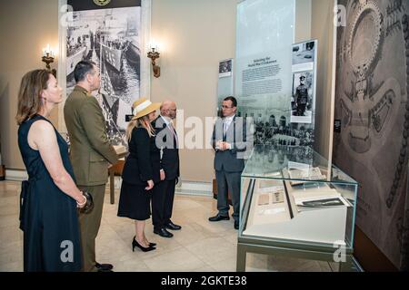 Tim Frank (rechts), Historiker, Arlington National Cemetery, gibt eine Tour an den australischen Botschafter in den USA Arthur Sinodinos AO (zweiter von rechts), Elizabeth Sinodinos (Mitte), Maj. General Andrew Freeman (zweiter von links), Leiter des australischen Verteidigungsstabs, Botschaft von Australien, Und Jane Freeman (links) im Memorial Amphitheatre Display Room auf dem Arlington National Cemetery, Arlington, Virginia, 29. Juni 2021. Stockfoto