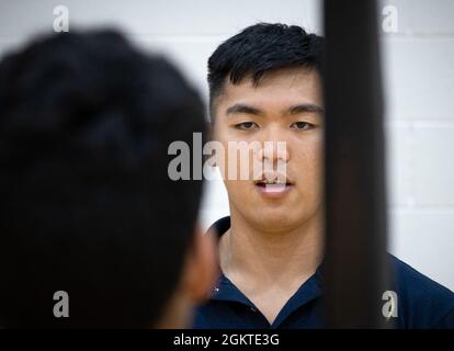 210629-N-JH293-1158 OVERLAND PARK, KAN. (29. Juni 2021) Ken Sachio Boctot, der 3. Klasse des Enginemans, der der Zeremonialgarde der US Navy zugewiesen wurde, unterrichtet die Junior ROTC der Shawnee Mission North High School Navy während der Kansas City Navy Week, 29. Juni 2021, an der Techniken zum Büchsenhandling. Die Kansas City Navy Week ist die erste persönliche Navy Week seit Beginn der COVID-19 Pandemie, die Seeleute verschiedener Navy-Einheiten in den USA dazu bringt, gezielte Kontakte mit Mitgliedern der Gemeinde zu führen. Die Navy Weeks bestehen aus einer Reihe von Veranstaltungen, die vom Navy Office of Community Outreach entworfen wurden Stockfoto