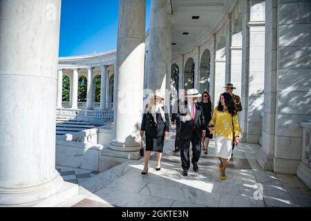 (Von links nach rechts) Elizabeth Sinodinos, Australiens Botschafterin bei den USA, Arthur Sinodinos AO, und Karen Durham-Aguilera, Geschäftsführerin der Army National Military Cemeteries, gehen durch das Memorial Amphitheater auf dem Arlington National Cemetery, Arlington, Virginia, 29. Juni 2021. Im Rahmen seines Besuchs beim ANC, AMB. Sinodinos nahm an einer öffentlichen Kranzverlegezeremonie am Grab des unbekannten Soldaten Teil und besichtigte den Ausstellungsraum des Memorial Amphitheatre. Stockfoto