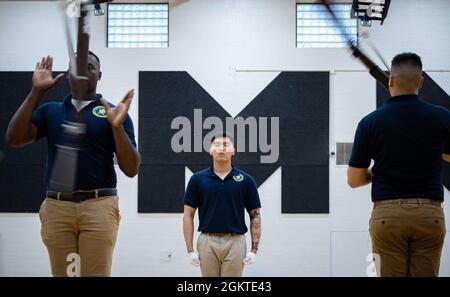 210629-N-JH293-1231 OVERLAND PARK, KAN. (29. Juni 2021) die Zeremonialgarde der US-Marine tritt während der Kansas City Navy Week, 29. Juni 2021, für die Schüler des Junior ROTC der Shawnee Mission North High School Navy auf. Die Kansas City Navy Week ist die erste persönliche Navy Week seit Beginn der COVID-19 Pandemie, die Seeleute verschiedener Navy-Einheiten in den USA dazu bringt, gezielte Kontakte mit Mitgliedern der Gemeinde zu führen. Die Navy Weeks bestehen aus einer Reihe von Veranstaltungen, die vom Navy Office of Community Outreach koordiniert werden, um den Amerikanern die Möglichkeit zu geben, mehr über die Navy, ihre Menschen und zu erfahren Stockfoto