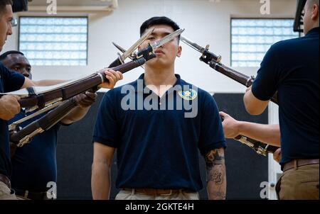 210629-N-JH293-1256 OVERLAND PARK, KAN. (29. Juni 2021) die Zeremonialgarde der US-Marine tritt während der Kansas City Navy Week, 29. Juni 2021, für die Schüler des Junior ROTC der Shawnee Mission North High School Navy auf. Die Kansas City Navy Week ist die erste persönliche Navy Week seit Beginn der COVID-19 Pandemie, die Seeleute verschiedener Navy-Einheiten in den USA dazu bringt, gezielte Kontakte mit Mitgliedern der Gemeinde zu führen. Die Navy Weeks bestehen aus einer Reihe von Veranstaltungen, die vom Navy Office of Community Outreach koordiniert werden, um den Amerikanern die Möglichkeit zu geben, mehr über die Navy, ihre Menschen und zu erfahren Stockfoto