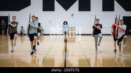 210629-N-JH293-1009 OVERLAND PARK, KAN. (29. Juni 2021) Schüler des Junior ROTC der Shawnee Mission North High School üben während der Kansas City Navy Week, 29. Juni 2021, eine Übung für die Feierliche Wache der US-Marine. Die Kansas City Navy Week ist die erste persönliche Navy Week seit Beginn der COVID-19 Pandemie, die Seeleute verschiedener Navy-Einheiten in den USA dazu bringt, gezielte Kontakte mit Mitgliedern der Gemeinde zu führen. Die Navy Weeks bestehen aus einer Reihe von Veranstaltungen, die vom Navy Office of Community Outreach koordiniert werden und die den Amerikanern die Möglichkeit geben sollen, mehr über die Navy zu erfahren Stockfoto