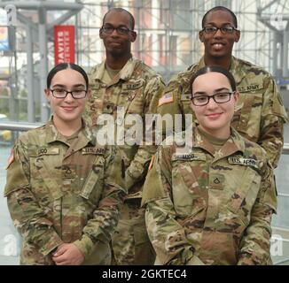 Die Spezialisten der Nationalgarde der New Yorker Armee, Armani und Artez Wilkins (R) sowie der PFCs Jiralmi und Gizelle Lugo (F), am 29. Juni 2021 am Jacob Javits Mass Impfplatz in Manhattan, NY. Die beiden eineiigen Zwillinge haben gemeinsam die Reaktion der Operation COVID 19 in New York unterstützt. Stockfoto