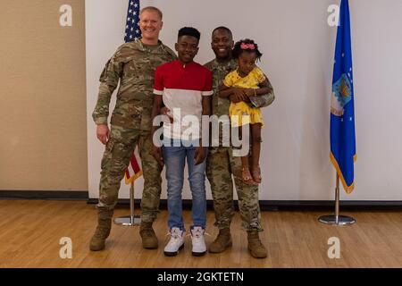 US Air Force Col. Paul Birch, links, Stabschef der US Air Forces Central Command, posiert für ein Foto mit Chief Master Sgt. Terrence Edwards, Kommandochef des 93d Air Ground Operations Wings, und seine Kinder während seiner Pensionierungszeremonie auf der Moody Air Force Base, Georgia, am 29. Juni 2021. Edwards trat nach 30 Jahren aktiver Tätigkeit in den Ruhestand. Stockfoto