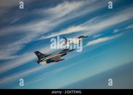 Col. John Gallemore, Kommandant des 8. Kampfflügels und Pilot der F-16 Fighting Falcon, und Col. Do-Hyoung Kim, Kommandant der 38. Kampfgruppe und Pilot der KF-16, fliegen gemeinsam in Formation über das Gelbe Meer, 29. Juni 2021. Gallemore und Kim flogen zusammen und stellten die Priorität der Siebten Luftwaffe dar, die US- und R.O.K-Allianz zu stärken. Stockfoto