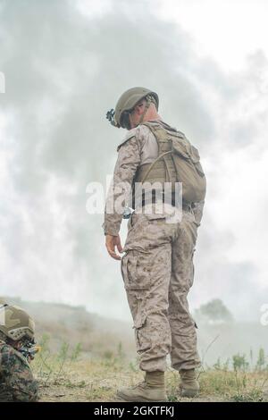 U.S. Marine Corps 2nd LT. Matthew Thompson, ein Zugkommandant mit Combat Engineer Platoon, Headquarters and Service Company, Bataillon Landing Team 1/1, 11th Marine Expeditionary Unit, beobachtet, wie Marineinfanteristen während eines Überbrechens des Bereichs im Marine Corps Base Camp Pendleton, Kalifornien, ein simuliertes Ziel sichern, 29. Juni 2021. Die Marineinfanteristen führten verschiedene mechanische und explosive Durchbrechungen durch, um die Einsatzbereitschaft für einen bevorstehenden Einsatz mit der 11. MEU aufrechtzuerhalten. Stockfoto