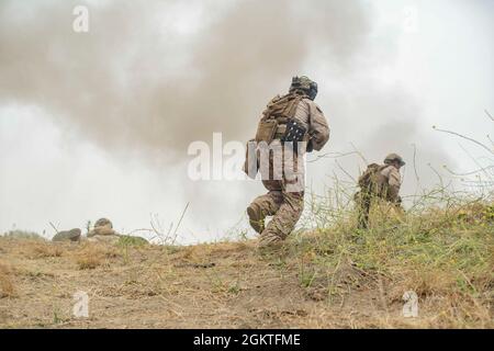 U.S. Marines mit Combat Engineer Platoon, Headquarters and Service Company, Battalion Landing Team 1/1, 11th Marine Expeditionary Unit, laufen auf ein Ziel zu, nachdem sie während eines Abrissbereichs im Marine Corps Base Camp Pendleton, Kalifornien, das Gebiet von möglichen Hindernissen geräumt haben, 29. Juni 2021. Die Schulung wurde durchgeführt, um die Bereitschaft für Ingenieure in Abriss- und Durchbruchtechniken aufrechtzuerhalten. Stockfoto